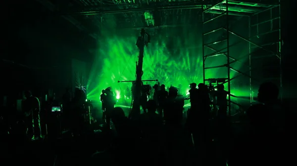 电影摄制人员在夜晚的轮廓 — 图库照片