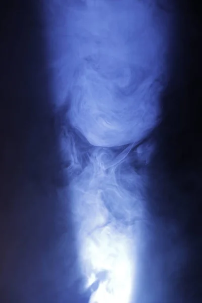 Καπνός Στο Μπλε Φως — Φωτογραφία Αρχείου