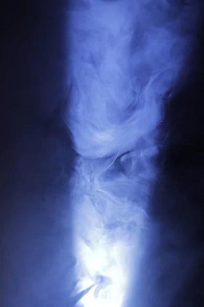 Καπνός Στο Μπλε Φως — Φωτογραφία Αρχείου