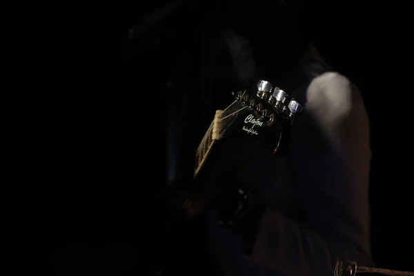 Musikerin Mit Gitarre Auf Der Bühne Hyderabad Indien März 2022 — Stockfoto
