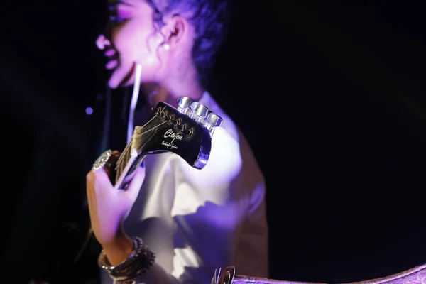 Músico Feminino Com Guitarra Palco Hyderabad Índia Março 2022 — Fotografia de Stock