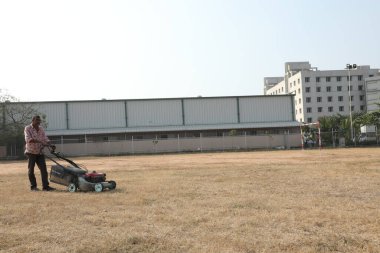 Ground Hyderabad 'da çim biçen işçiler 6 Mart 2022
