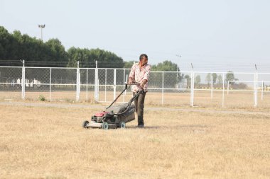 Ground Hyderabad 'da çim biçen işçiler 6 Mart 2022