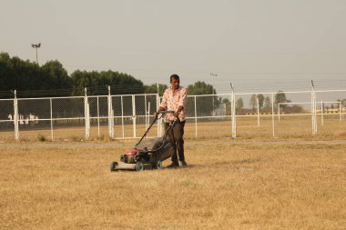 Ground Hyderabad 'da çim biçen işçiler 6 Mart 2022