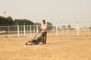 Ground Hyderabad 'da çim biçen işçiler 6 Mart 2022