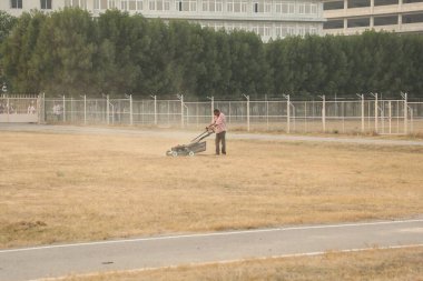 Ground Hyderabad 'da çim biçen işçiler 6 Mart 2022