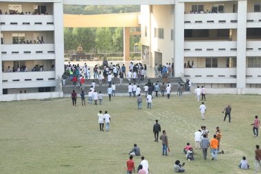 Hintli kolaj öğrencileri arasında 6 Mart 2022 Hindistan 'da çatışmalar