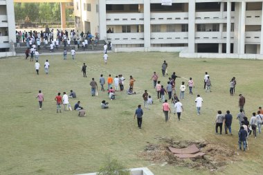 Hintli kolaj öğrencileri arasında 6 Mart 2022 Hindistan 'da çatışmalar