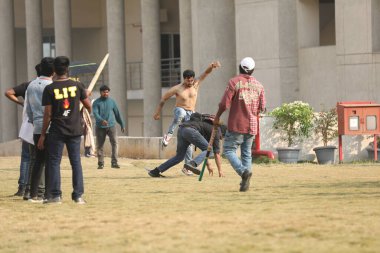 Hintli kolaj öğrencileri arasında 6 Mart 2022 Hindistan 'da çatışmalar