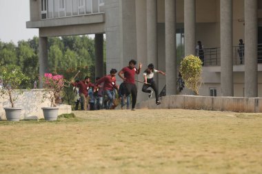 Hintli kolaj öğrencileri arasında 6 Mart 2022 Hindistan 'da çatışmalar