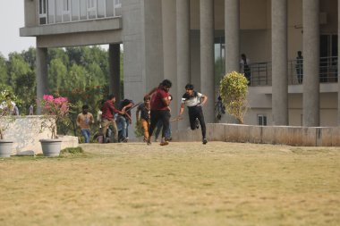 Hintli kolaj öğrencileri arasında 6 Mart 2022 Hindistan 'da çatışmalar