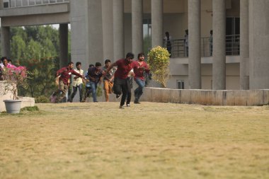 Hintli kolaj öğrencileri arasında 6 Mart 2022 Hindistan 'da çatışmalar