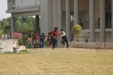 Hintli kolaj öğrencileri arasında 6 Mart 2022 Hindistan 'da çatışmalar