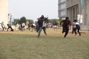 Hintli kolaj öğrencileri arasında 6 Mart 2022 Hindistan 'da çatışmalar