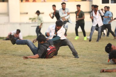 Hintli kolaj öğrencileri arasında 6 Mart 2022 Hindistan 'da çatışmalar