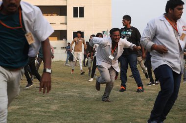 Hintli kolaj öğrencileri arasında 6 Mart 2022 Hindistan 'da çatışmalar