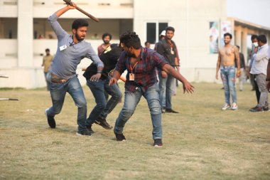 Hintli kolaj öğrencileri arasında 6 Mart 2022 Hindistan 'da çatışmalar