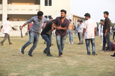 Hintli kolaj öğrencileri arasında 6 Mart 2022 Hindistan 'da çatışmalar