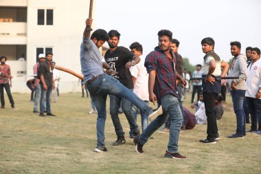 Hintli kolaj öğrencileri arasında 6 Mart 2022 Hindistan 'da çatışmalar