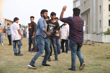 Hintli kolaj öğrencileri arasında 6 Mart 2022 Hindistan 'da çatışmalar