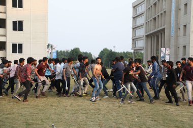 Hintli kolaj öğrencileri arasında 6 Mart 2022 Hindistan 'da çatışmalar