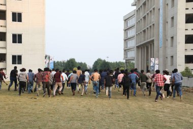 Hintli kolaj öğrencileri arasında 6 Mart 2022 Hindistan 'da çatışmalar