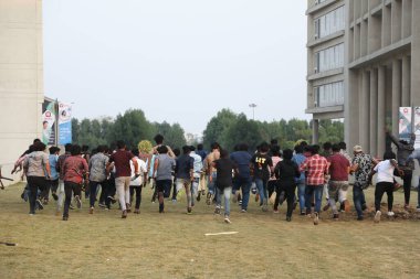 Hintli kolaj öğrencileri arasında 6 Mart 2022 Hindistan 'da çatışmalar