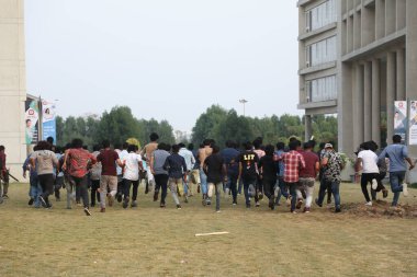 Hintli kolaj öğrencileri arasında 6 Mart 2022 Hindistan 'da çatışmalar