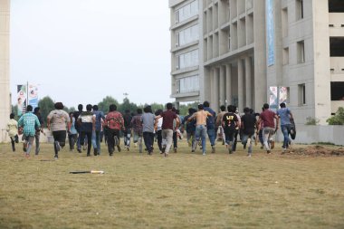 Hintli kolaj öğrencileri arasında 6 Mart 2022 Hindistan 'da çatışmalar