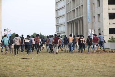 Hintli Kolaj Öğrencileri Arasında Çakışmalar