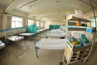 Hastane koğuşundaki yataklar