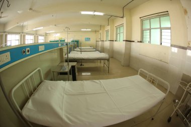 Hastane koğuşundaki yataklar