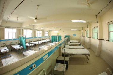 Hastane koğuşundaki yataklar