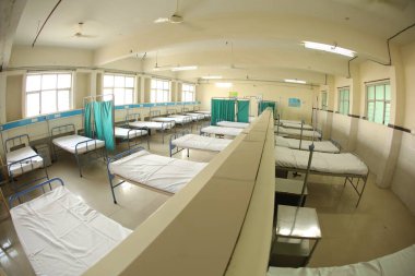 Hastane koğuşundaki yataklar