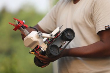 Uzaktan Tutulan Uzaktan Kontrollü Robot