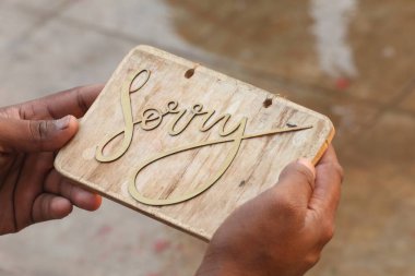 Erkek Elleri Üzgünüz Panosu