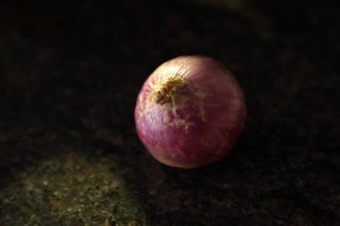 Sebzeli soğan masada.