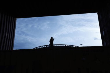 Profesyonel Jimnastikçinin Trambolinde Zıplayan Silueti