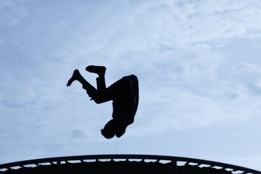 Profesyonel Jimnastikçinin Trambolinde Zıplayan Silueti