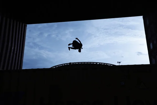 トランポリンでプロの体操選手がジャンプするシルエット — ストック写真