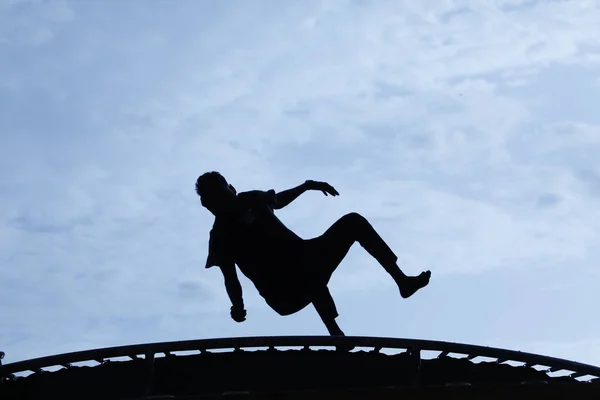 Silhouette Des Professionellen Turners Der Auf Dem Trampolin Springt — Stockfoto