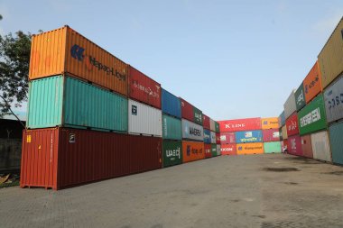 5 Mart 2022 Hyderabad Hindistan Limanı 'ndaki nakliye konteynerleri.