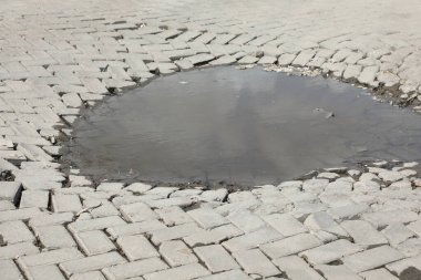 Su döşeme yolunda.