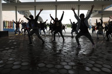 Mutlu genç seyirciler Progrom 'da el sallıyor.