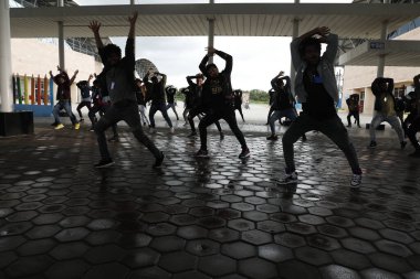 Mutlu genç seyirciler Progrom 'da el sallıyor.