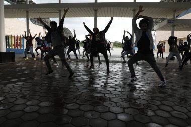 Mutlu genç seyirciler Progrom 'da el sallıyor.