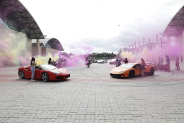Kolaj festivalinde Renkli Duman Bombaları