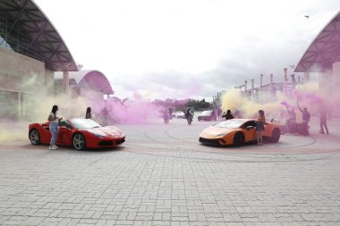 Kolaj festivalinde Renkli Duman Bombaları