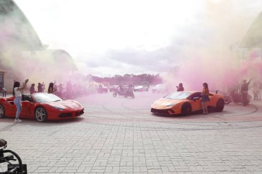 Kolaj festivalinde Renkli Duman Bombaları