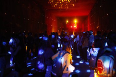 Bardaki İnsanların silueti